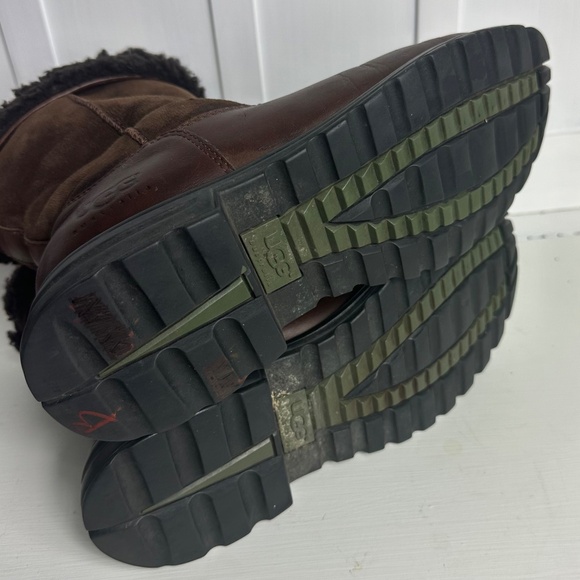 UGG Boots Womens Sz 9 Leather Shearling Fur Lined Short 5381 Brown Slip On - Picture 9 of 10